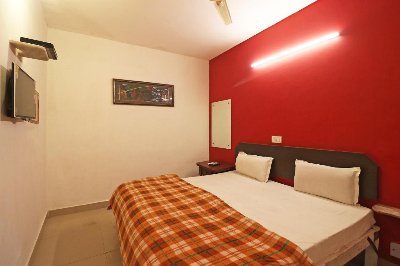 Spot On 48690 Hotel Host อัครา ภายนอก รูปภาพ