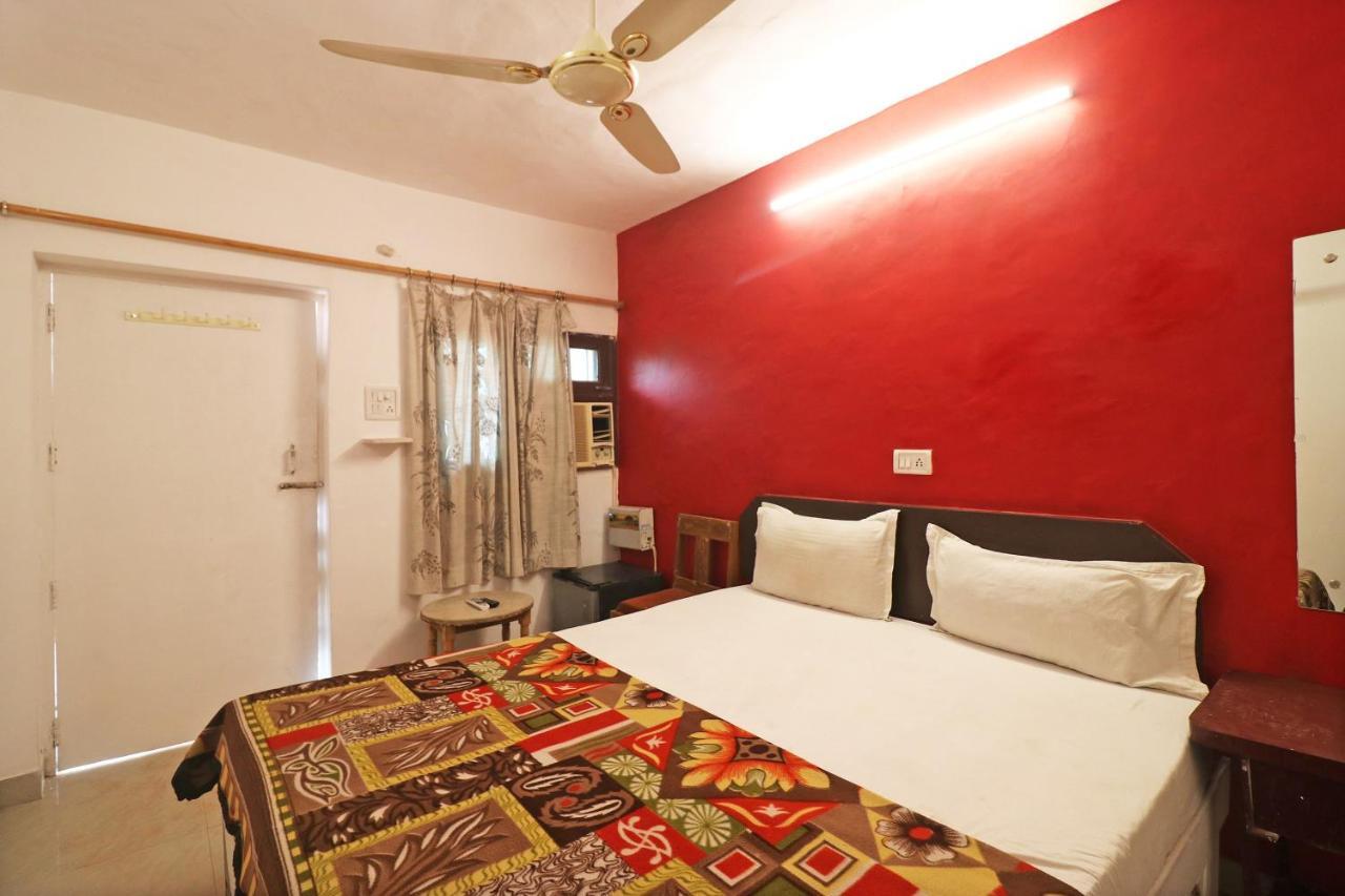 Spot On 48690 Hotel Host อัครา ภายนอก รูปภาพ