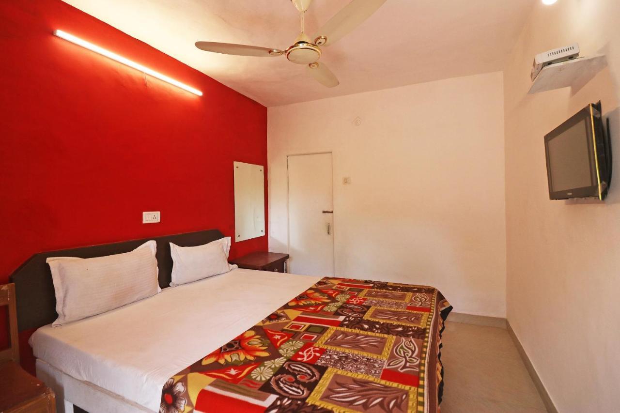 Spot On 48690 Hotel Host อัครา ภายนอก รูปภาพ